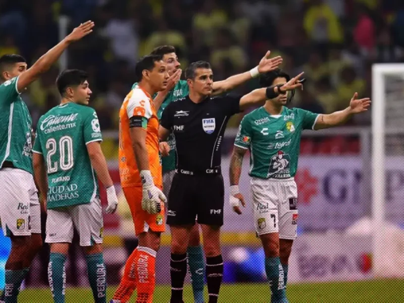 Árbitro propina rodillazo a jugador de León en el empate con América.