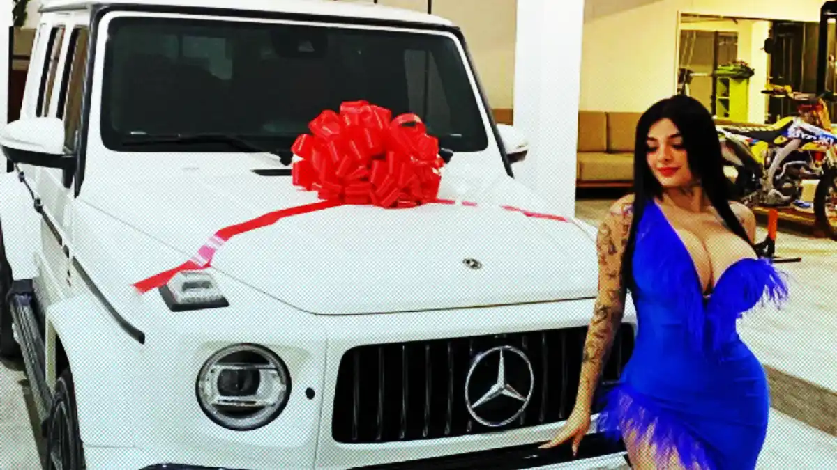 Karely Ruiz presume su camioneta nueva con un mensaje para sus haters