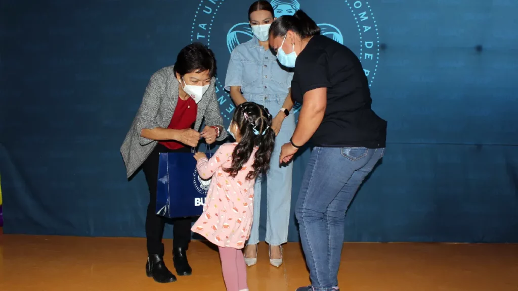 La Rectora María Lilia Cedillo Ramírez festeja el Día del Niño en el Círculo Infantil
