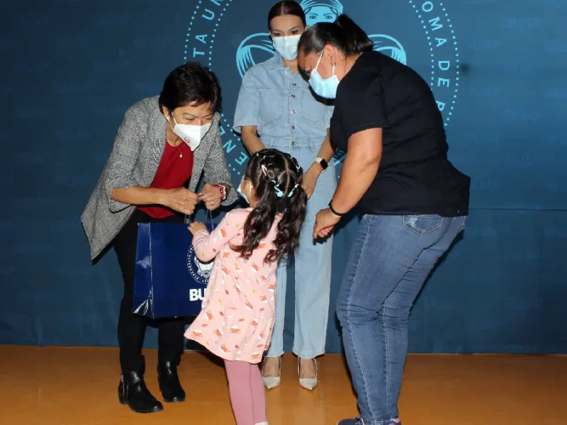 La Rectora María Lilia Cedillo Ramírez festeja el Día del Niño en el Círculo Infantil