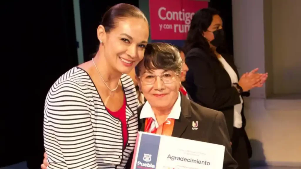 SMDIF Puebla reconoce a prestadores de servicio social y prácticas profesionales