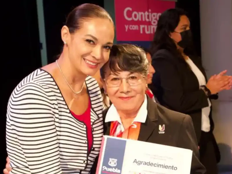 SMDIF Puebla reconoce a prestadores de servicio social y prácticas profesionales