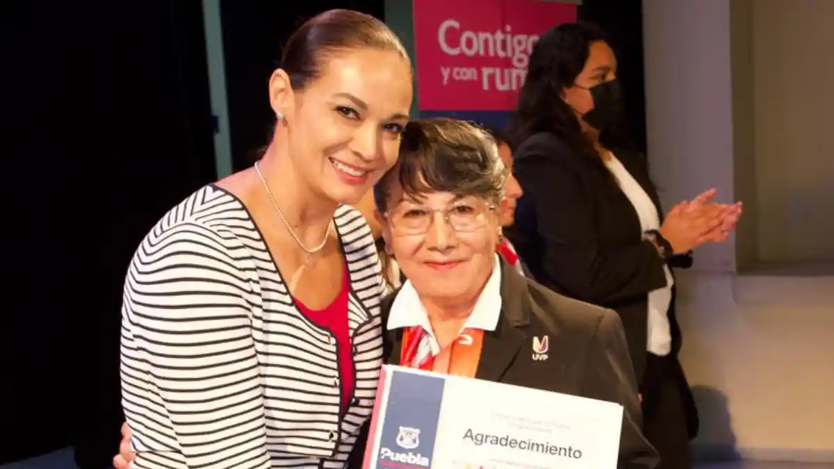 SMDIF Puebla reconoce a prestadores de servicio social y prácticas profesionales