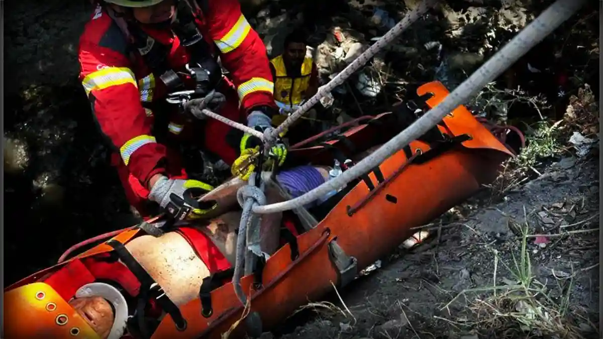 Se fractura anciano al caer a una barranca de la colonia Chapultepec