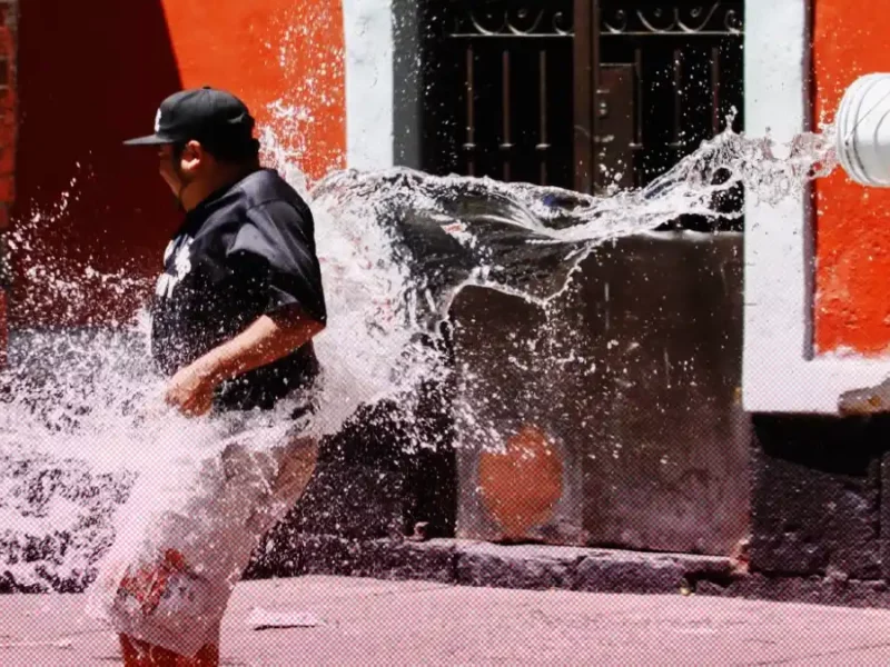 Multas de hasta 6 mil pesos por desperdiciar agua el Sábado de Gloria en Puebla.
