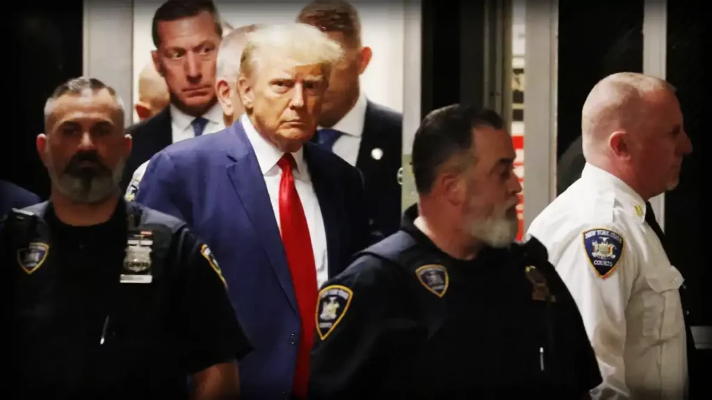 Arrestan a Donald Trump en Nueva York, se entregó voluntariamente