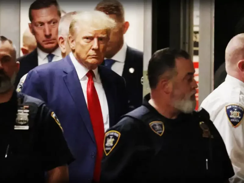 Arrestan a Donald Trump en Nueva York, se entregó voluntariamente