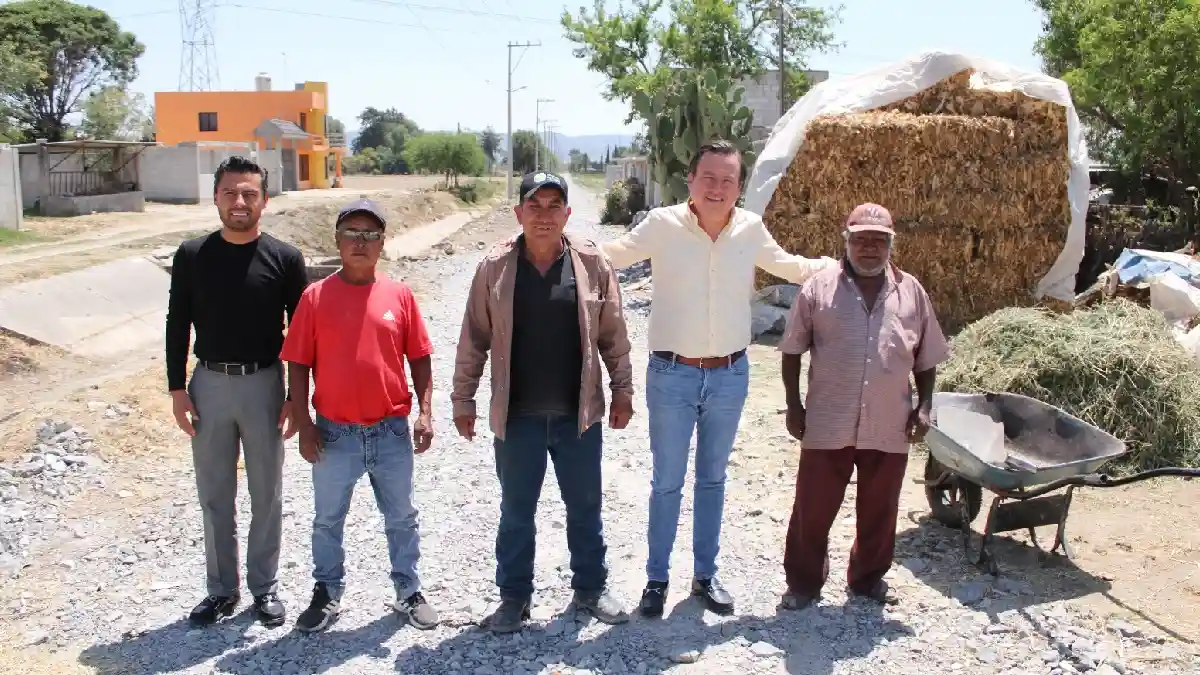 Nacho Mier entrega camino saca cosechas en San José La Portilla