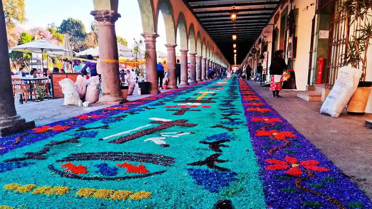 Colocan alfombra de 170 metros en el portal Guerrero de San Pedro Cholula