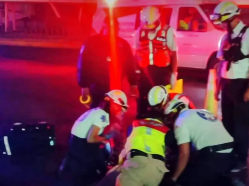Motociclista atropella a peatón en Vía Atlixcáyotl; mueren los dos