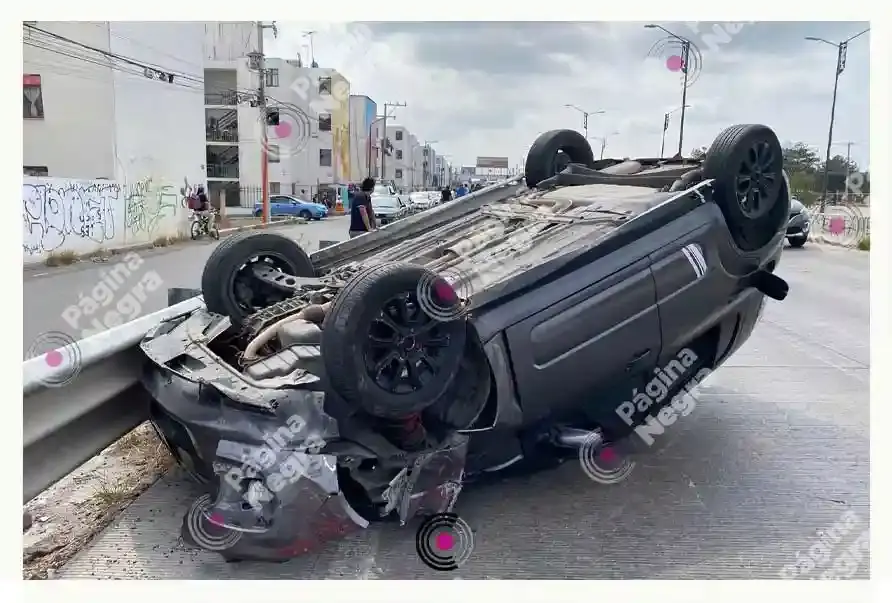 Tras chocar dos autos se volcaron en el Periférico Ecológico