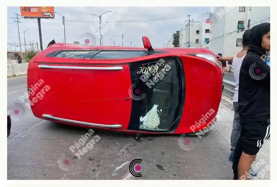 Tras chocar dos autos se volcaron en el Periférico Ecológico
