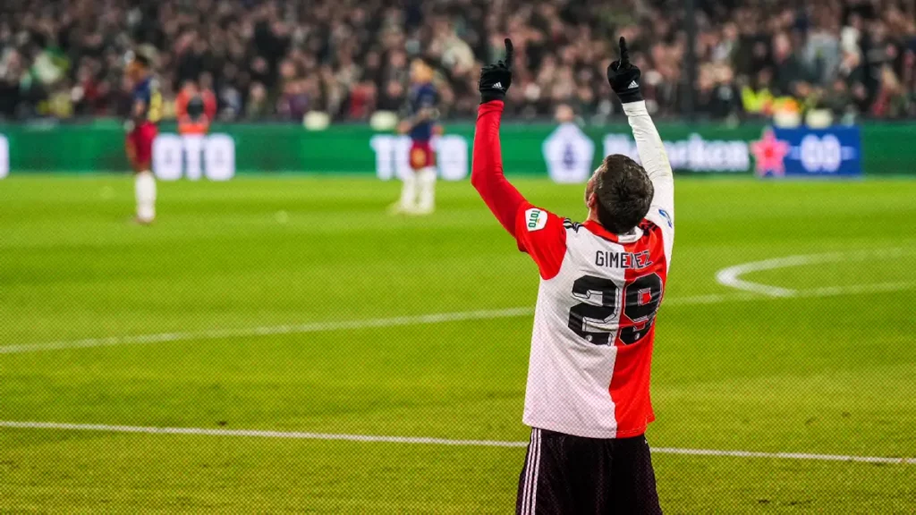 Santiago Giménez, clave en la goleada del Feyenoord; llegó a 18 tantos.