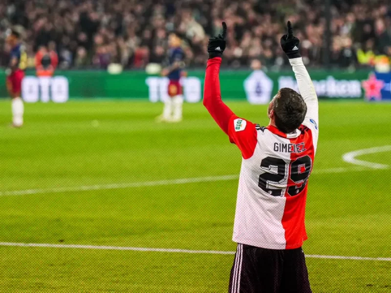 Santiago Giménez, clave en la goleada del Feyenoord; llegó a 18 tantos.
