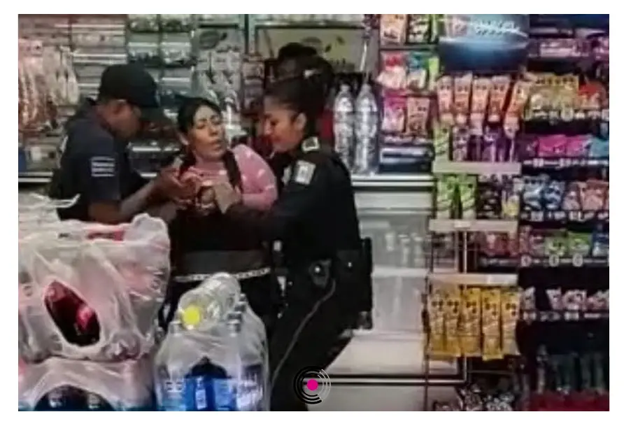 Policías municipales de Izúcar detienen y golpean a mujeres comerciantes