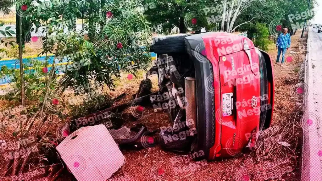 Volcadura de una camioneta dejó dos lesionados en el Periférico de Puebla 