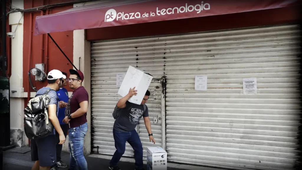 Roban piezas a teléfonos celulares en la Plaza de Tecnología de Puebla 