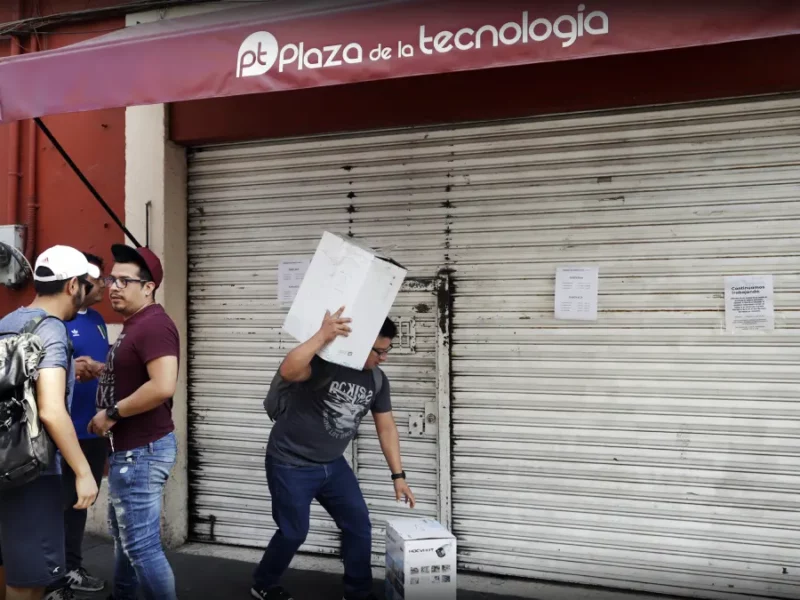 Roban piezas a teléfonos celulares en la Plaza de Tecnología de Puebla 
