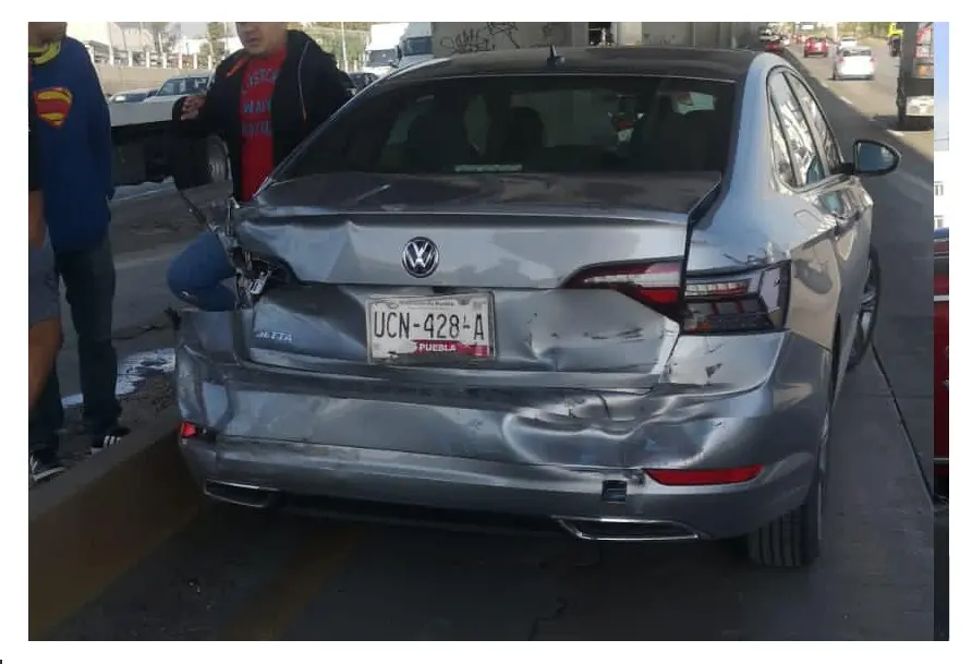 Carambola en la autopista México-Puebla deja ocho heridos