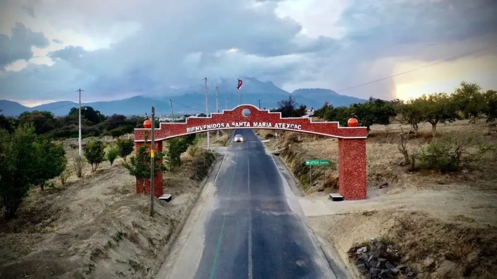 Realiza Angélica Alvarado productiva gira de trabajo en Santa María Atexcac.