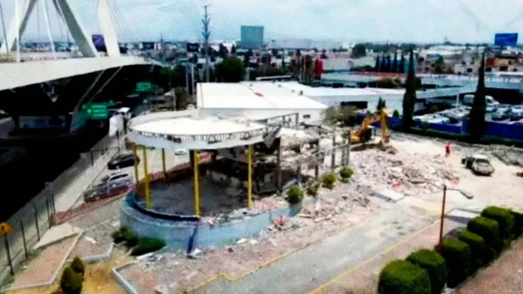 Demuelen Burger King de Plaza Loreto