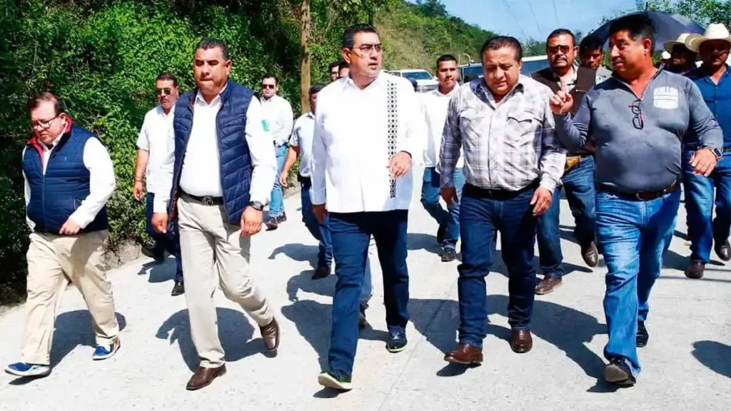 Sergio Salomón Céspedes pone en marcha reconstrucción del camino artesanal en Chiconcuautla, Puebla