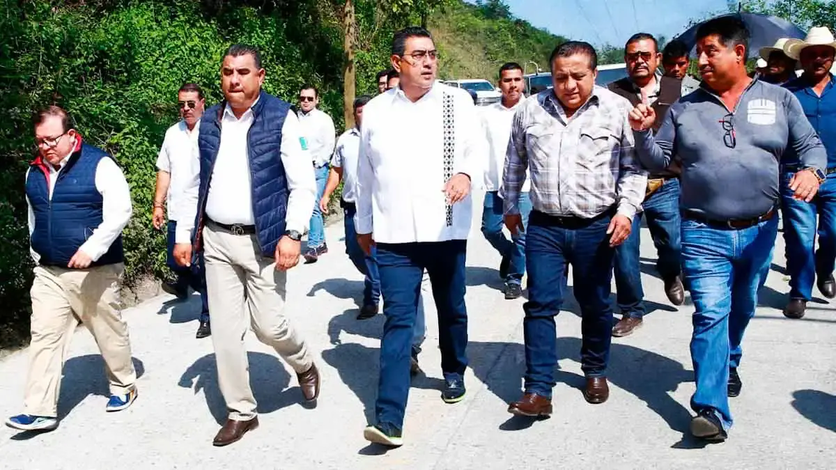 Sergio Salomón Céspedes pone en marcha reconstrucción del camino artesanal en Chiconcuautla, Puebla