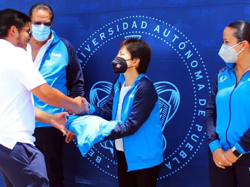 La Rectora Lilia Cedillo Ramírez entrega uniformes a los deportistas que participarán en la Universiada Regional 2023