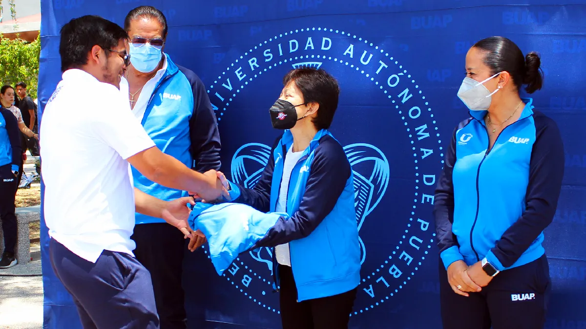 La Rectora Lilia Cedillo Ramírez entrega uniformes a los deportistas que participarán en la Universiada Regional 2023