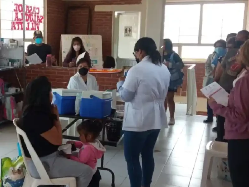 Ayuntamiento de Tecamachalco en conjunto con IMSS Bienestar llevan jornada de vacunación en La Villita