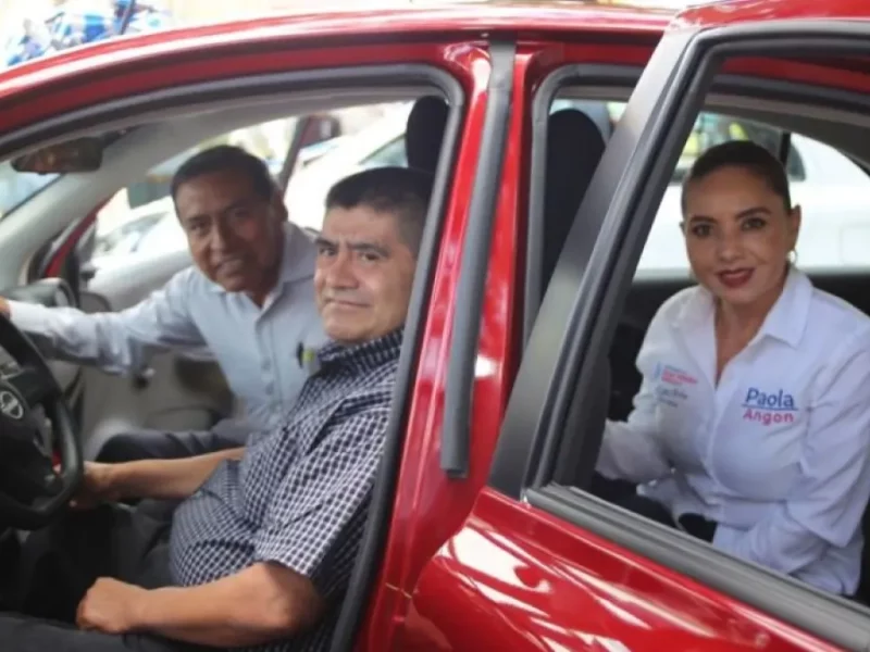 Paola Angon entregó premios del sorteo Predial 2023.