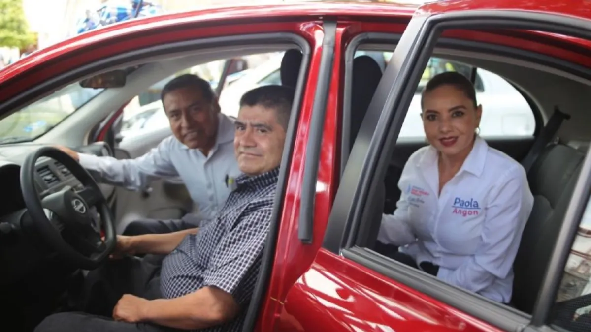 Paola Angon entregó premios del sorteo Predial 2023.