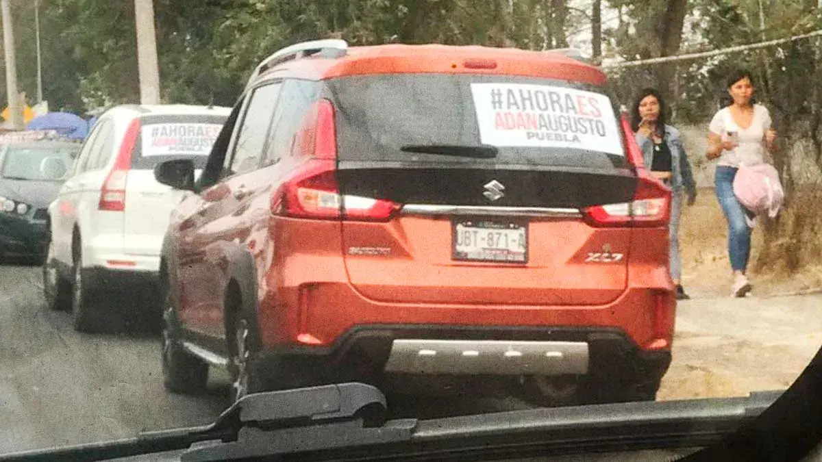 Sin permiso, colocan propaganda de Adán Augusto en autos en Puebla
