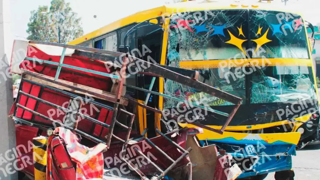 Choque de autobús y camioneta deja dos lesionados en la federal Puebla-Tlaxcala