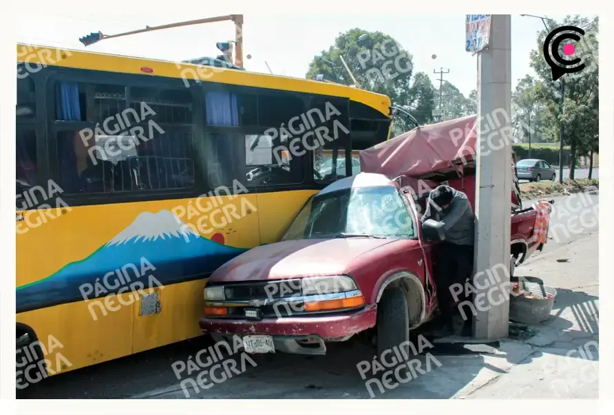 Choque de autobús y camioneta deja dos lesionados en la federal Puebla-Tlaxcala