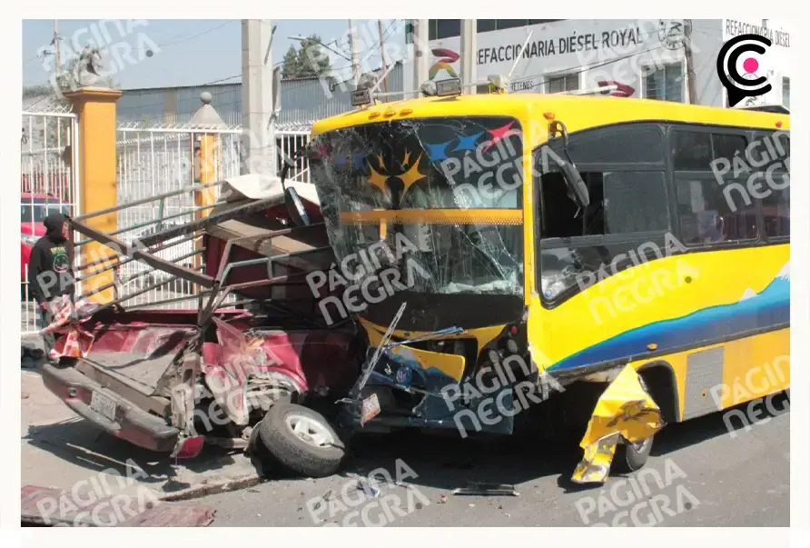 Choque de autobús y camioneta deja dos lesionados en la federal Puebla-Tlaxcala