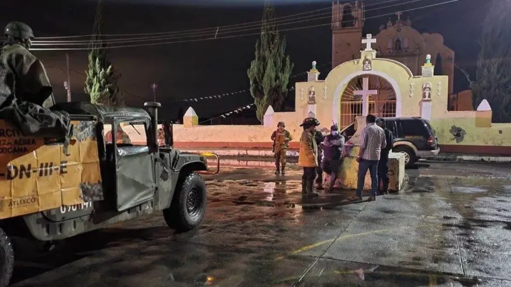 Gobierno de Atlixco, SEDENA y SOAPAMA brindan respuesta tras la tormenta por la noche.