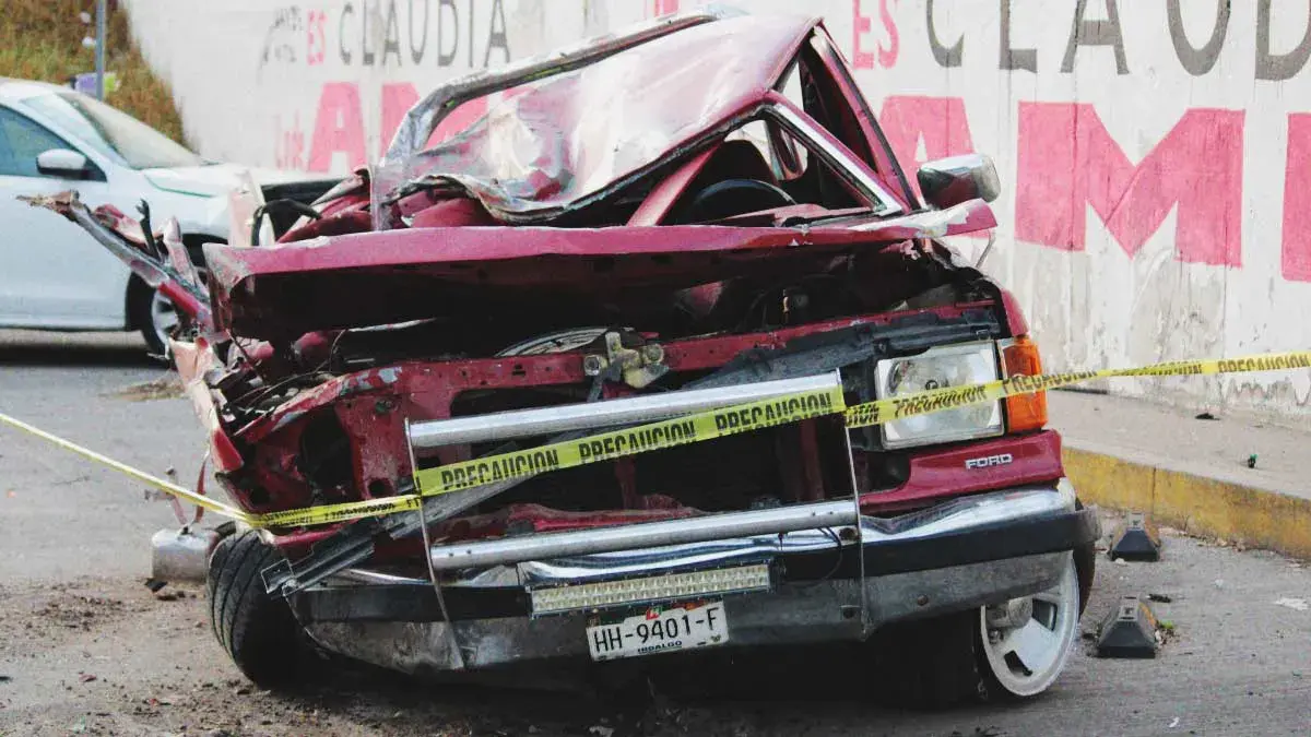 Camioneta cae en la lateral de la autopista México Puebla y deja un hombre muerto