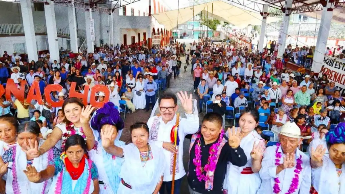 Nacho Mier promete más maestros de lengua materna en Cuetzalan.
