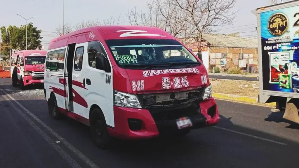 Nueve mujeres resultan lesionadas por choque entre rutas S25 y camioneta, en San Pedro Cholula