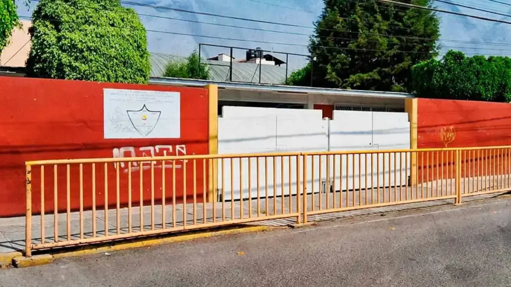 Se manifiestan padres de primaria Miguel Hidalgo en San Pedro Cholula