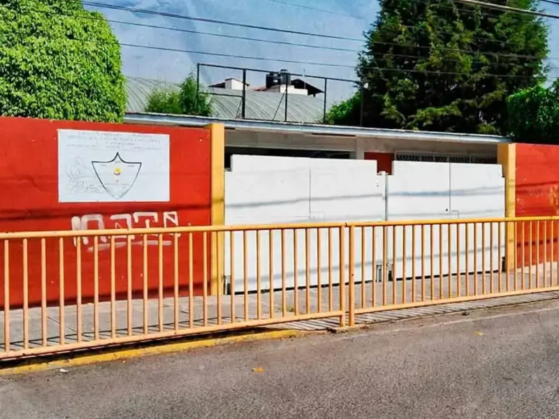 Se manifiestan padres de primaria Miguel Hidalgo en San Pedro Cholula