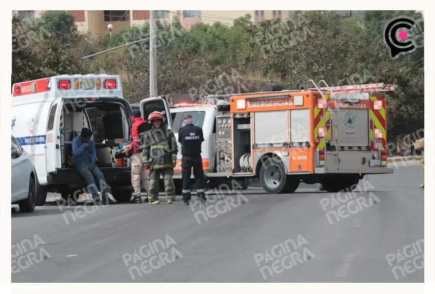 Volcadura de tráiler en bulevar Carmelitas deja a transportista lesionado