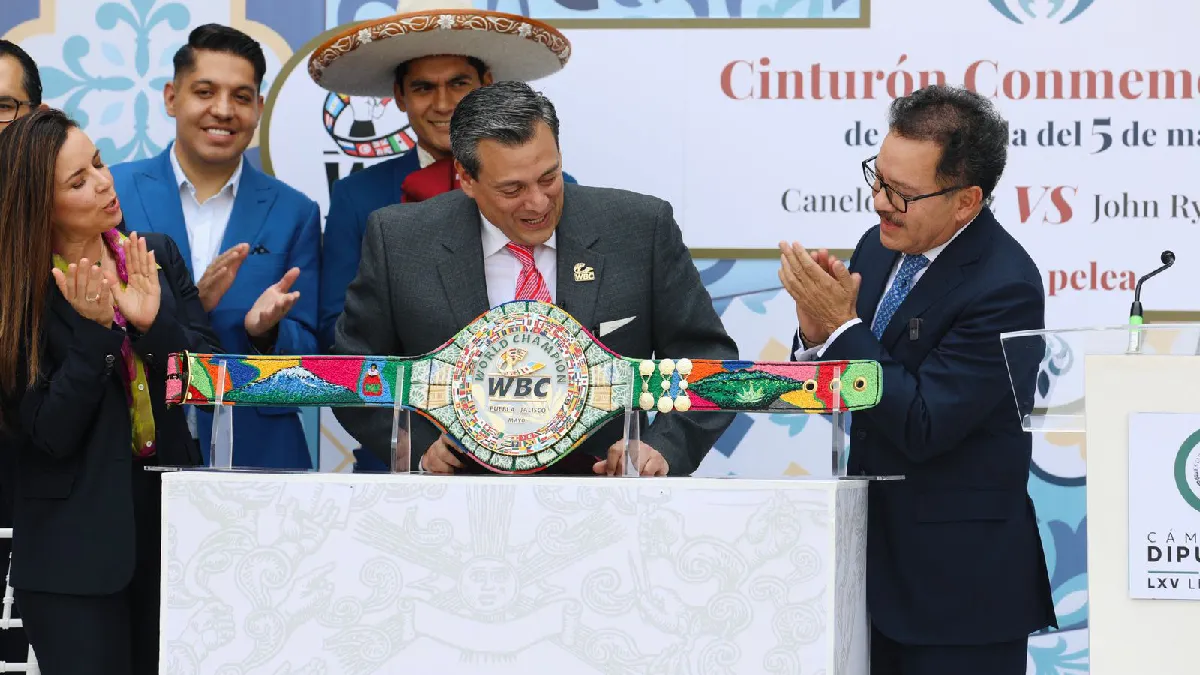 Presenta Ignacio Mier cinturón que recibirá el vencedor de la pelea entre Saúl "El Canelo" Álvarez y John Ryder