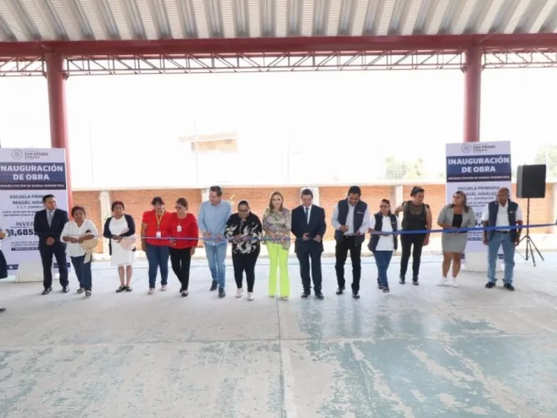 Paola Angon entrega barda perimetral en una primaria de Momoxpan.