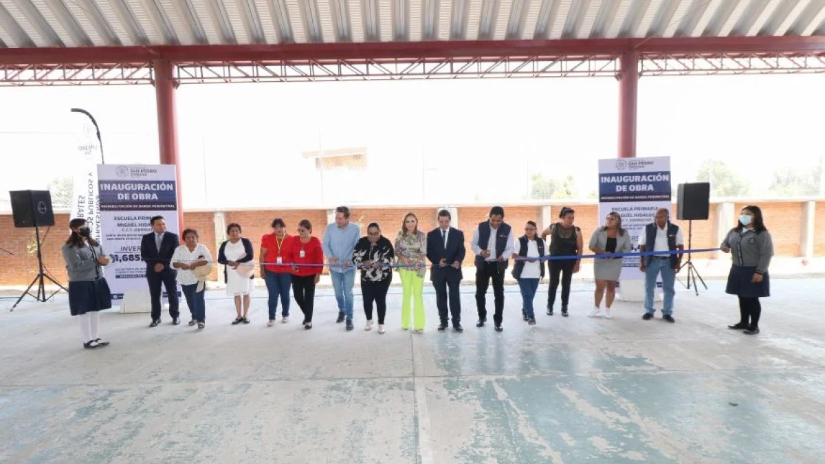 Paola Angon entrega barda perimetral en una primaria de Momoxpan.