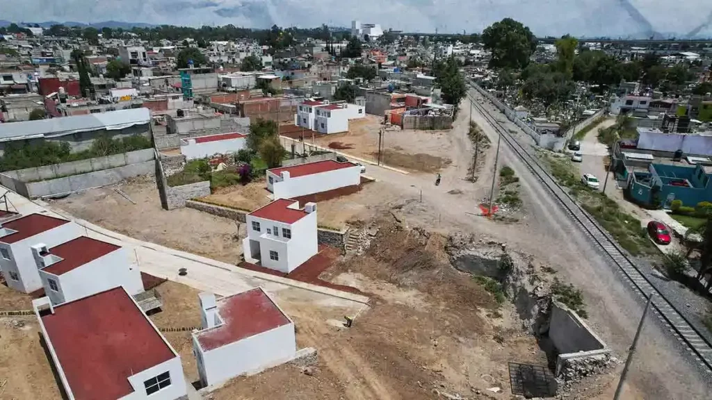 Hay familias de Oaxaca, Veracruz y Guerrero en asentamientos irregulares en Xochimehuacan.