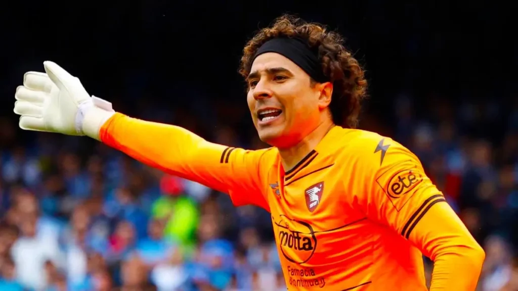 Guillermo Ochoa evita que el Napoli levante el Scudetto en la Serie A.