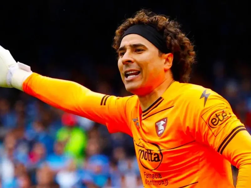 Guillermo Ochoa evita que el Napoli levante el Scudetto en la Serie A.
