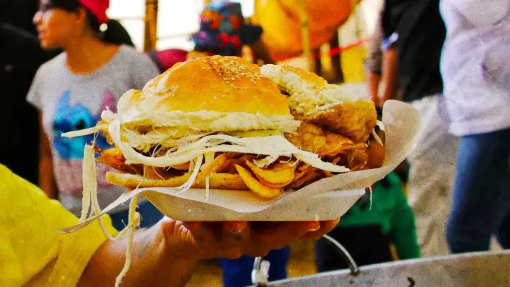 De milanesa, chalupas y doritos, así transcurre el Festival de la Cemita Poblana